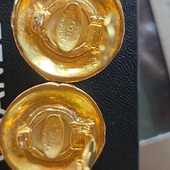 Chanel CC Coco Mark 4-Tow Pearl Vintage Clip Earrings (24k Gold Plated) - Picture 8 of 8